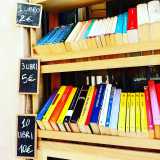 �Sono i libri che riceviamo in dono � ci spiegano subito le due giovani � e che cediamo a un prezzo pi� basso o in pacchetti come quelli da 3 volumi a 5 euro�